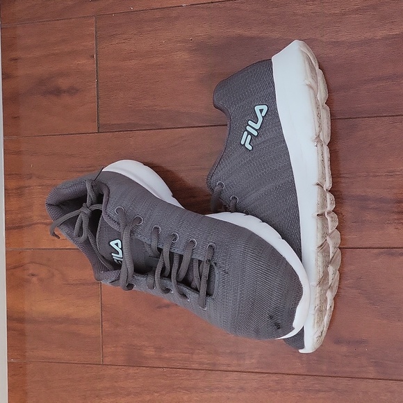 Fila Sneakers - size 9 - Picture 3 of 6
